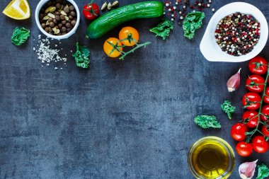 Salata için sağlıklı malzemelerle