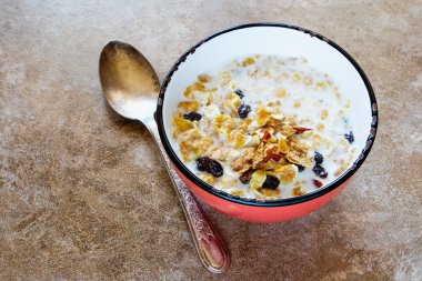 Bir kase taze müsli.