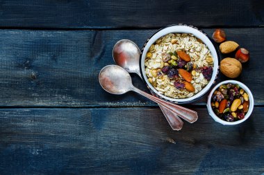 sağlıklı bir kahvaltı ile tablo