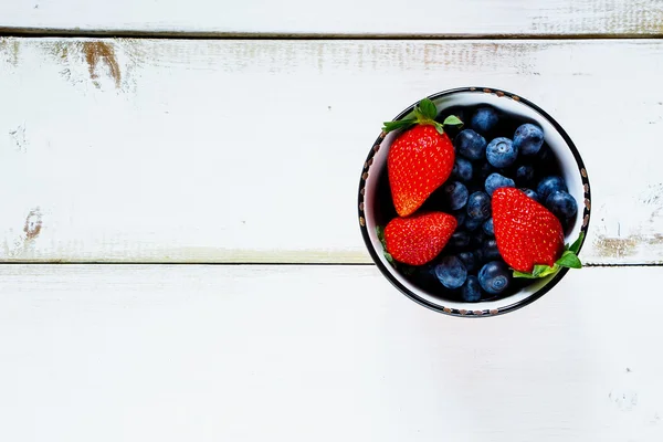 Ceramic bowl with berries — Stock Photo, Image