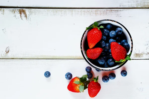 Ceramic bowl with berries — Stock Photo, Image