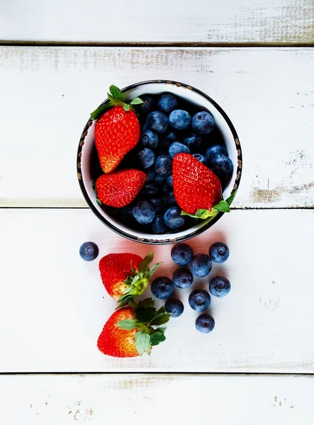 Ceramic bowl with berries — Stock Photo, Image