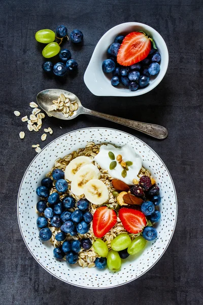 Pequeno-almoço saboroso de flocos de aveia — Fotografia de Stock