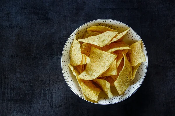 Chips Nachos em tigela de cerâmica — Fotografia de Stock