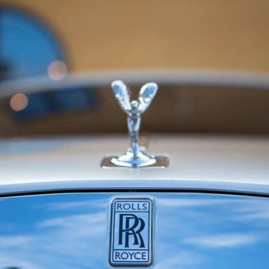 Stockholm, İsveç - 30 Eylül 2018: Stockholm şehir merkezinde park halindeki özel bir arabada Rolls Royce 'un logosu.