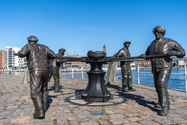Helsingborg Kuzey Limanı 'ndaki dört denizcinin heykeli. Heykel Risto Karvinen tarafından yapıldı ve adı 