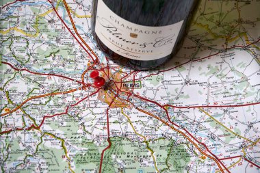 Reims, Fransa haritasında kırmızı bir iğne kalemi ve bir şişe şampanyayla Reims 'in şampanya yetiştiren bölgenin gayri resmi başkenti olduğunu gösteriyor..