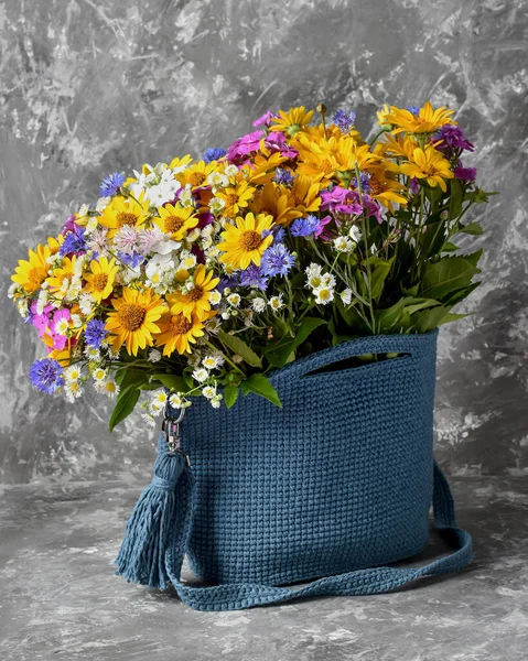 Ein Strauß Blumen Einer Tasche Blau Gelb Rosa Sommertasche — Stockfoto