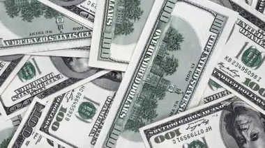 Nakit para bir masada farklı şekillerde gösterilir. Her çerçeve, mali bir tartışma sırasında faturaların miktarını ve düzenini vurgular.