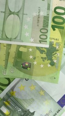 Avro para birimindeki banknotlar, farklı mezhepler ve tasarımların ayrıntılarını gösteren bir masaya yayılmış durumda. Notlar birbirine yakın düzenlenir..