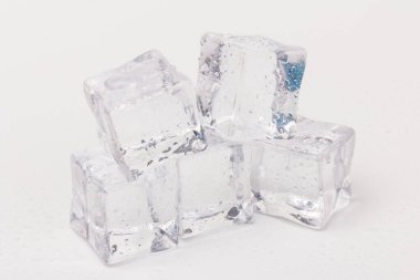 Şeffaf buz küpleri piramidi. Buz küpleri gri arka planda kapanıyor. Metin için boşluk