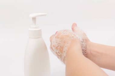 Corona virüsü önleme. Koronavirüs mikropları için ellerini sıcak suda sabunla yıkayan el hijyeni gösteren çocuk koruma yayıyor..