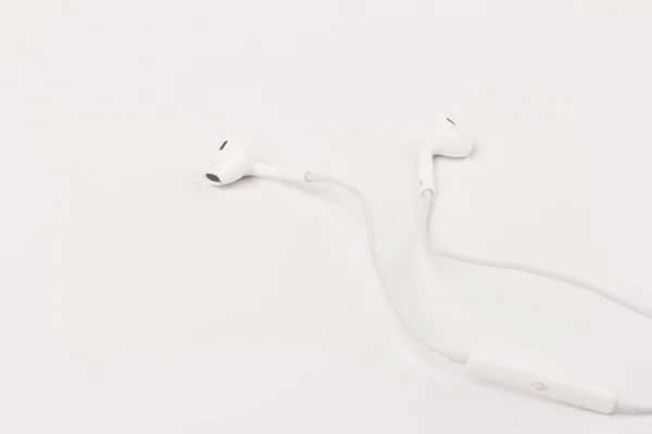 Λευκά Ακουστικά Για Ακρόαση Μουσικής Και Ήχου Φορητές Συσκευές Συσκευή — Φωτογραφία Αρχείου