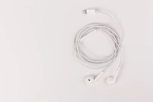 Λευκά Ακουστικά Για Ακρόαση Μουσικής Και Ήχου Φορητές Συσκευές Συσκευή — Φωτογραφία Αρχείου