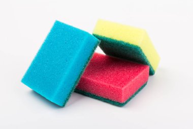 Temizlik için çok renkli süngerler, beyaz arka planda izole edilmiş. Bulaşık için süngerler