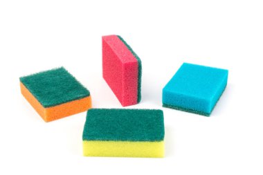 Temizlik için çok renkli süngerler, beyaz arka planda izole edilmiş. Bulaşık için süngerler