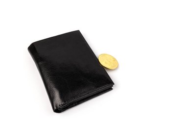 Beyaz arka planda siyah cüzdanı olan altın bitcoin. İş, para, kripto para birimi kavramı.