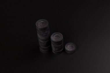 Tavla geleneksel oryantal oyun, makro arka plan kumar. Siyah arkaplanda tavla çipleri