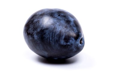 Taze ve sulu mavi erikler, beyaz arka planda izole edilmiş. Boşluğu kopyala.