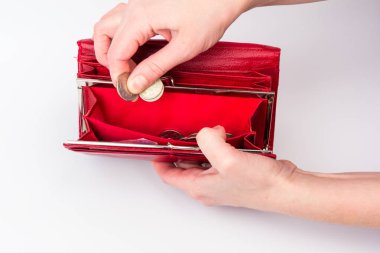 Kadın son bozuk parayı almak için cüzdanını açar.