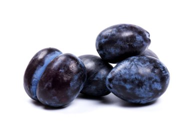 Taze ve sulu mavi erikler, beyaz arka planda izole edilmiş. Boşluğu kopyala.