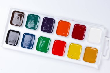 Beyaz arka planda bir kutu suluboya boya. Metin için boşluk