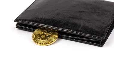 Beyaz arka planda siyah cüzdanı olan altın bitcoin. İş, para, kripto para birimi kavramı.