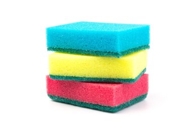 Temizlik için çok renkli süngerler, beyaz arka planda izole edilmiş. Bulaşık için süngerler