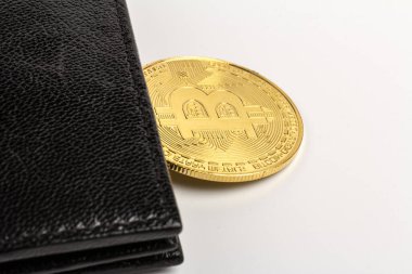Beyaz arka planda siyah cüzdanı olan altın bitcoin. İş, para, kripto para birimi kavramı.