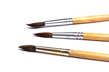 Beyaz arka planda izole edilmiş boya fırçaları. çizim için aksesuarlar.