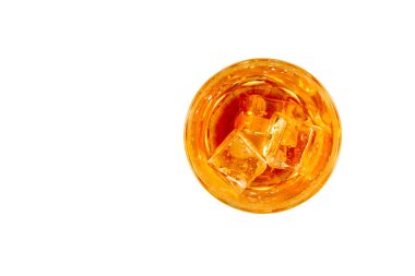 Bir bardak buzlu viski, beyaz arka planda izole edilmiş. Çeşitli alkollü kokteyller. Metin için yer