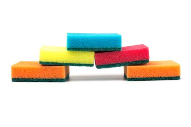 Temizlik için çok renkli süngerler, beyaz arka planda izole edilmiş. Bulaşık için süngerler