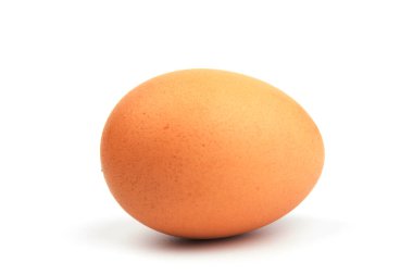 Kahverengi tavuk yumurtaları, beyaz arka planda izole edilmiş. Yakın plan. Paskalya konsepti, metin için boşluk. 