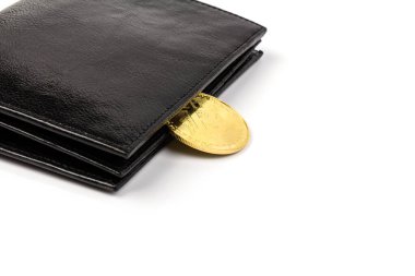Beyaz arka planda siyah cüzdanı olan altın bitcoin. İş, para, kripto para birimi kavramı.