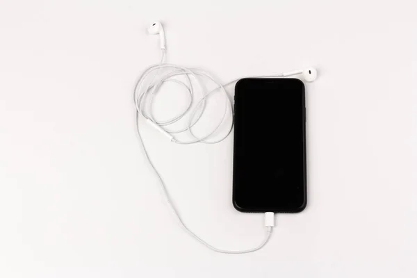 Ακουστικά Και Τηλέφωνο Λευκό Φόντο Έτοιμος Ακούσω Μουσική — Φωτογραφία Αρχείου