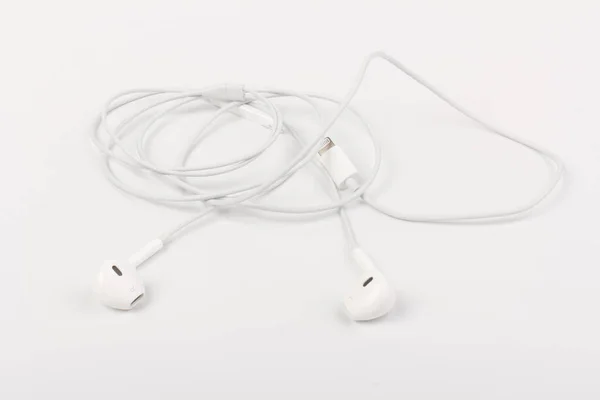 Białe Słuchawki Słuchania Muzyki Dźwięku Urządzeniach Przenośnych Odtwarzaczu Muzycznym Smartfonie — Zdjęcie stockowe