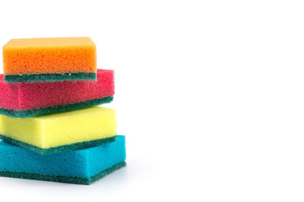 Разноцветные губки для очистки, изолированные на белом фоне. Губки для мытья посуды