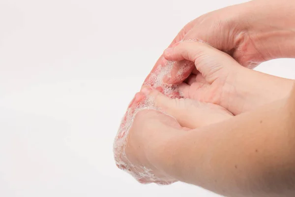 科罗纳病毒的传播预防 在热水中用肥皂洗手的儿童 用于传播防腐剂 — 图库照片