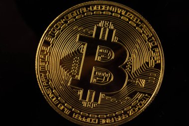 Siyah arka planda yakın plan altın bitcoin. İş, para, kripto para birimi kavramı.