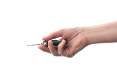 Kadının elindeki siyah modern araba anahtarı beyaz arka planda izole edilmiş. Arabanın anahtarlığını kapat..