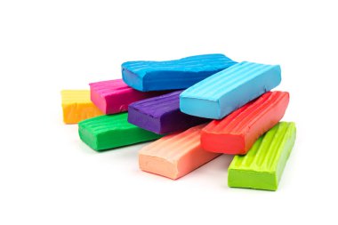 Beyaz arka planda izole edilmiş parlak renkli plastikler.