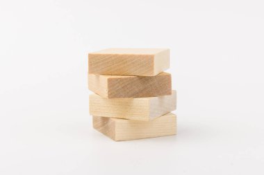 İş dünyasındaki büyüme kavramı, beyaz arka planda tahta yığını