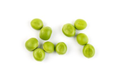 Beyaz arka planda izole edilmiş taze taze bezelyeler. Kapat.