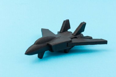 Model uçak, uçak, mavi arka planda 3D yazıcıda yaratılan uçak. seyahat ve ulaşım kavramı