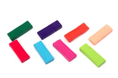 Beyaz arka planda izole edilmiş parlak renkli plastikler.