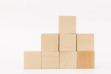 İş dünyasındaki büyüme kavramı, beyaz arka planda tahta yığını