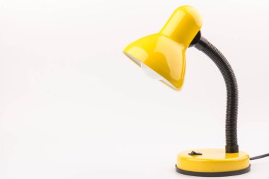 Sarı masa lambası beyaz arka planda izole edilmiş. Gündüz ve gece konsepti
