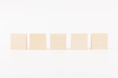 Tahta blok oyuncağı beyaz arka planda izole edilmiş. Metin için boşluk