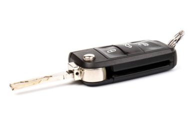 Siyah modern araba anahtarı beyaz arka planda izole edilmiş. Arabanın anahtarlığını kapat..