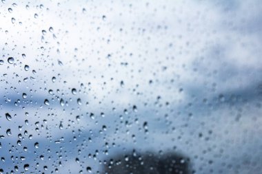 Bardağa konan yağmur damlacıkları